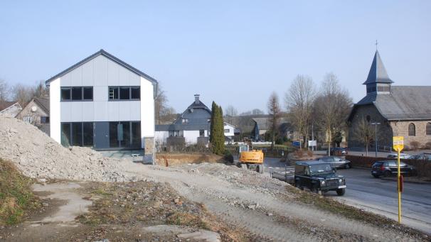 <p>Nach dem Erwerb der Immobilie genehmigte der Ameler Gemeinderat die Materialkosten für die Gestaltung des Außenberings des künftigen Dorfhauses Schoppen. Die Arbeiten werden in Eigenregie durch die Mitglieder der VoG Dorfinteressen ausgeführt.</p>