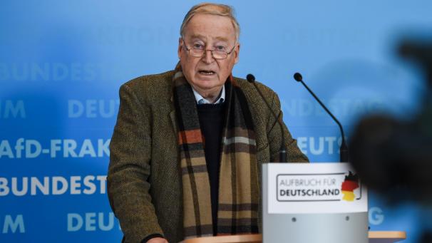 <p>Der Fraktionsvorsitzende der AfD ist Alexander Gauland. Er sagte einst: „Hitler und die Nazis sind nur ein Vogelschiss in über 1.000 Jahren erfolgreicher deutscher Geschichte.“</p>