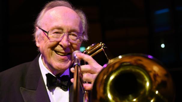 <p>Der britische Posaunist, Sänger und Jazz-Bandleader Chris Barber ist gestorben.</p>