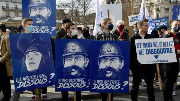 <p>Mitglieder der „Identitären“ protestieren in Paris gegen die Auflösung ihrer Gruppe.</p>