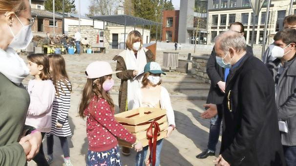 <p>Am Mittwoch wurde dem Raerener Bürgermeister eine Unterschriftensammlung zum Erhalt der Schule Lichtenbusch übergeben.</p>