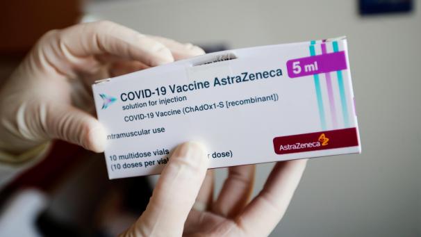 <p>Eine Packung des Corona-Impfstoffs von Astrazeneca, aufgenommen in einer deutschen Arztpraxis.</p>