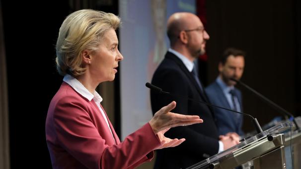 <p>Schwache Persönlichkeiten: Ursula von der Leyen (v.l.) und Charles Michel (M.) haben den Alleingängen der Mitgleidstaaten nicht viel entgegenzusetzen.</p>