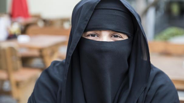 <p>Asma, eine Touristin aus Riad (Saudi-Arabien) sitzt in einem Schweizer Restaurant.</p>