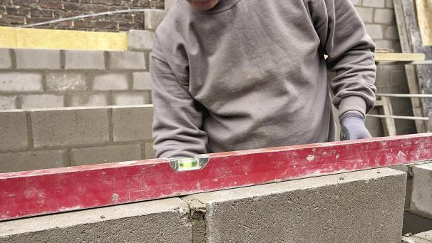 <p>Der Bausektor scheint von den Auswirkungen der Corona-Pandemie bislang noch weitgehend verschont geblieben zu sein.</p>