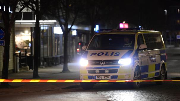 <p>Ein Polizeiwagen steht an einem abgesperrten Bereich nach einem Angriff auf mehrere Menschen in Vetlanda.</p>