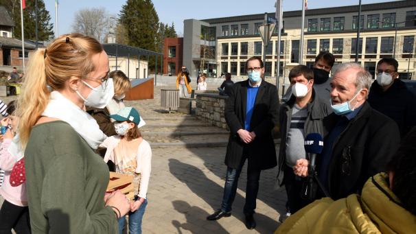 <p>Als am Mittwoch den Gemeindeverantwortlichen die Petition zum Erhalt des Lichtenbuscher Schulstandorts überreicht wurde, waren unter anderem auch die CSL-Ratsmitglieder Mario Pitz, Tom Simon und Jérôme Franssen vor Ort.</p>