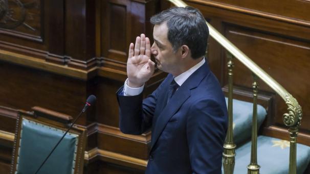 <p>Premier De Croo sagt „Guten Tag“ in Gebärdensprache . Am Donnerstag wurde erstmals eine Plenarsitzung der Kammer in Gebärdensprache übersetzt.</p>