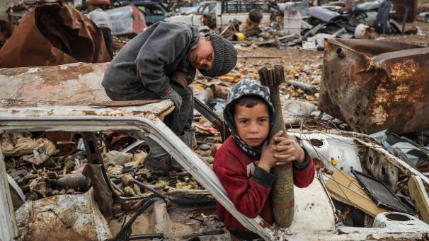 <p>Einige Bewohner der Provinz Idlib verdienen sich in dem kriegsgebeutelten Land ihren Lebensunterhalt mit dem gefährlichen Sammeln und dem Verkauf von Bomben- und Artillerieüberresten, die recycelt und industriell weiterverwertet werden.</p>