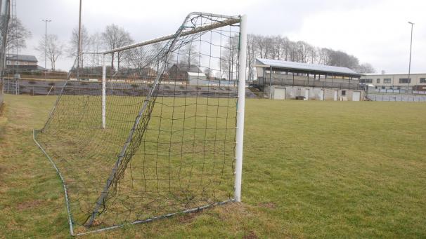 <p>Dass sich die Gemeinde Bütgenbach mit 15 statt üblicherweise 10 Prozent an den Kosten des auf dem Gelände des FC Bütgenbach geplanten Kunstrasenplatzes beteiligen soll, stieß im Gemeinderat nicht auf ungeteilte Zustimmung. Selbst Schöffe Stephan Noel (Fraktion ZGG) stimmte dagegen.</p>