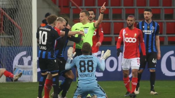 <p>Simon Mignolet beteuert seine Unschuld beim vermeintlichen Ausgleich.</p>