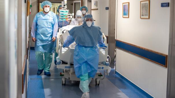 <p>Da die Anzahl Neuinfektionen nicht so schnell steigt wie befürchtet, müssen die Krankenhäuser in unserem Land vorerst nicht auf eine höhere Stufe des Notplans umstellen.</p>