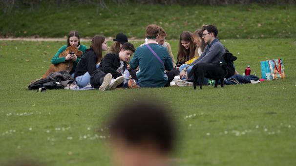 <p>Ab kommenden Montag dürfen sich bis zu zehn Personen draußen treffen - allerdings mit Abstand und Maske.</p>