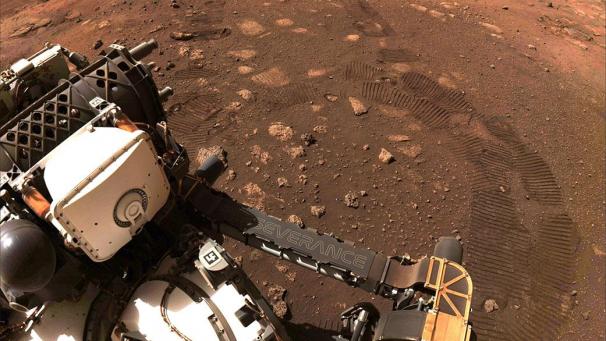 <p>Der Rover „Perseverance“ der NASA fährt über den Planeten Mars.</p>
