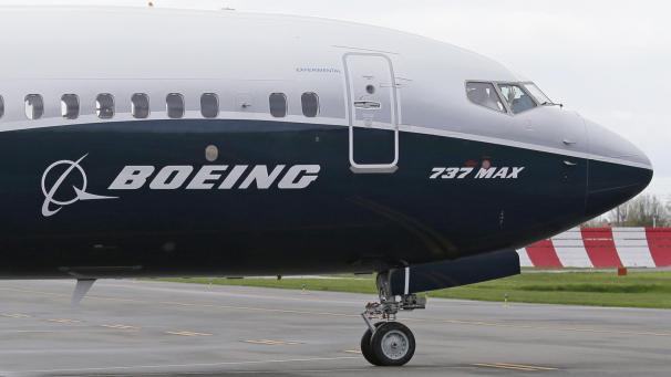 <p>Ein Pilot winkt aus der Pilotenkabine eines Flugzeuges vom Typ Boeing 737 MAX auf dem Flughafen Renton (USA).</p>