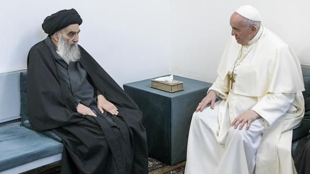 <p>Papst Franziskus (rechts) unterhält sich mit dem Großajatollah Ali al-Sistani.</p>