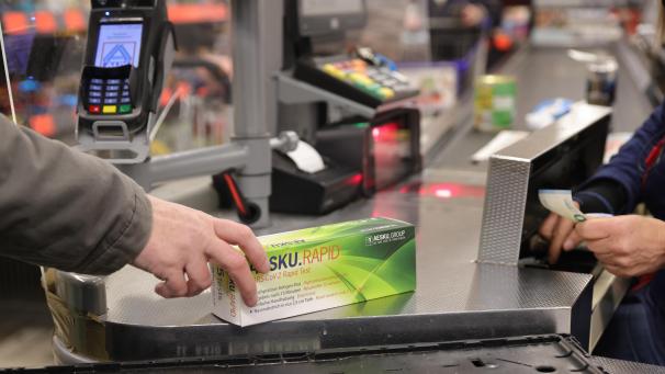 <p>Eine Kundin kauft in einer Aldi Filiale des Ortes einen Corona-Schnelltest.</p>