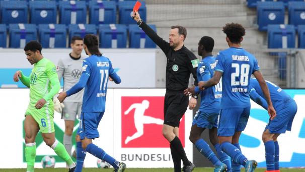 <p>Paulo Otávio (ganz links) hat sich bei der Auswärtsniederlage gegen Hoffenheim einen spektakulären Platzverweis abgeholt.</p>