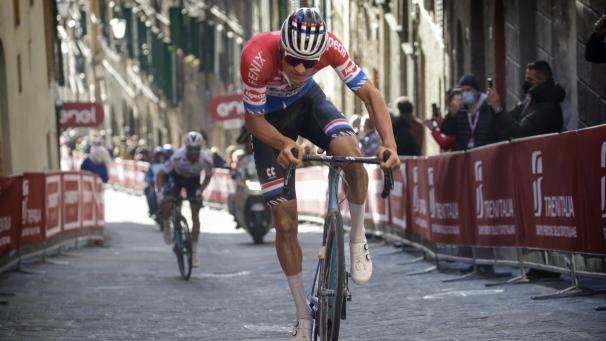 <p>Mathieu van der Poel im Schlussanstieg in Siena</p>