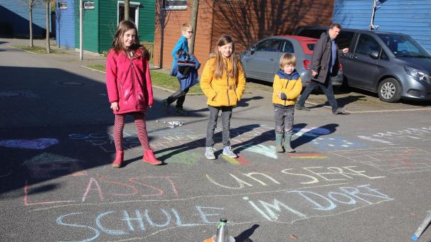 <p>„Unsere Lehrer sind richtig nett und können Streit gut regeln, ich mag alle“, sagt Ella. Gemeinsam mit Brüderchen Noah (5) und Freundin Ines (9) hat die Achtjährige ihr Demonstrationsbild für die Lichtenbuscher Schule vor ihr Haus im deutschen Teil der Ortschaft gemalt.</p>