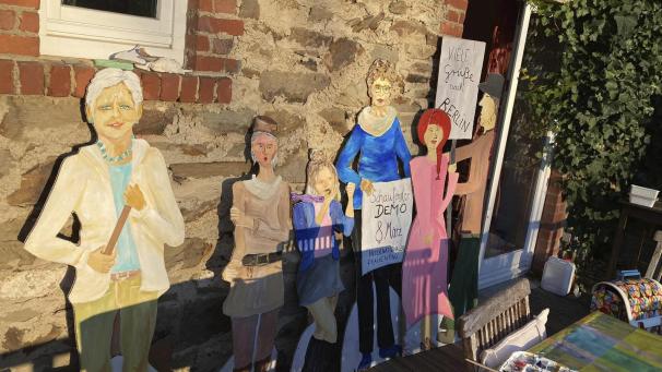 <p>Die Papp-Damen können eine gewisse Ähnlichkeit mit Mitgliedern der Vegder Denkfabrik nicht leugnen.</p>