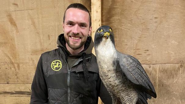 <p>Im Alltag fertigt Tom Mackels (28) oft Zäune oder Hochsitze. Gerne arbeitet er aber auch feiner mit der Motorsäge und schnitzt Tiere als Dekorationsobjekte.</p>