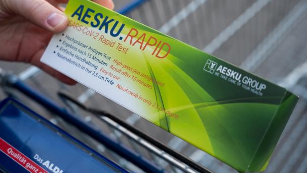 <p>Am Samstag hat bei Aldi in Deutschland der Verkauf von Corona-Selbsttests begonnen. In praktisch allen Filialen waren die Tests in kurzer Zeit ausverkauft.</p>