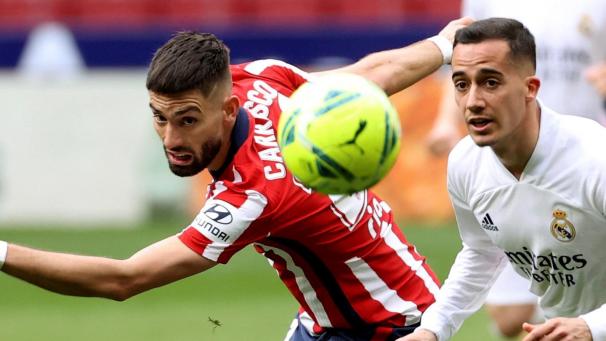 <p>Yannick Carrasco (links) im Zweikampf mit Lucas Vazquez</p>
