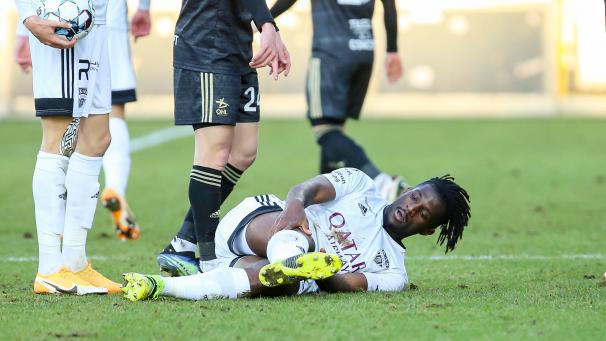 <p>Rocky Bushiri hält sich das Knie</p>