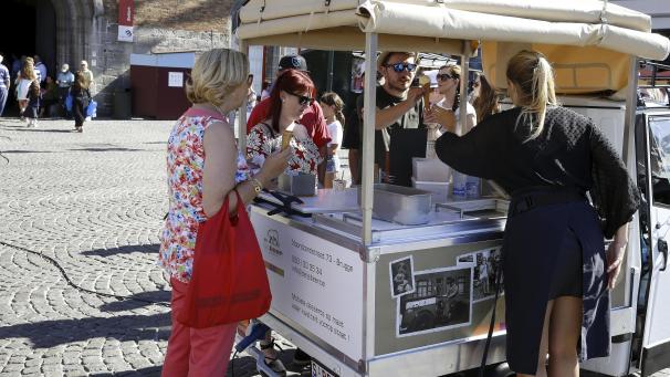 <p>Diese Archivaufnahme zeigt einen Eisverkäufer im Zentrum von Brügge. Ab heute dürfen die „fliegenden Eisverkäufer“ wieder ihre Arbeit aufnehmen.</p>