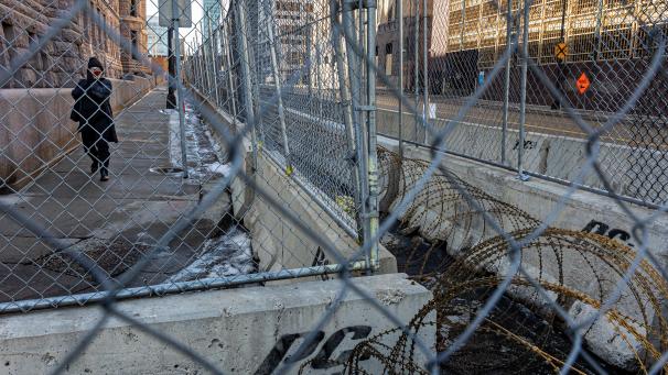 <p>Das Gerichtsgebäude ist wegen des Prozesses mit Betonsperren und Zäunen abgeriegelt. Die Polizei ist im Großeinsatz, der Gouverneur hat auch den Einsatz der Nationalgarde genehmigt.</p>