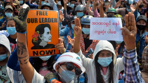 <p>Landesweit gingen zum Wochenbeginn erneut Zehntausende Menschen auf die Straßen, um gegen den Militärputsch von Anfang Februar zu protestieren.</p>