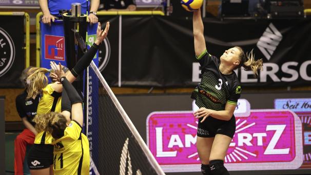 <p>Aachens Diagonalangreiferin Kristina Kicka (rechts)/</p>