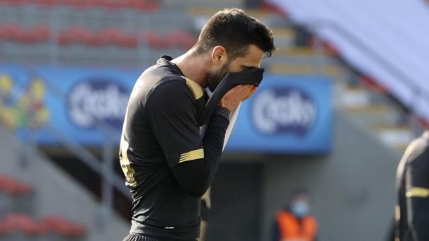 <p>Bei Standard Lüttich (hier Konstantinos Laifis) hängen die Köpfe.</p>