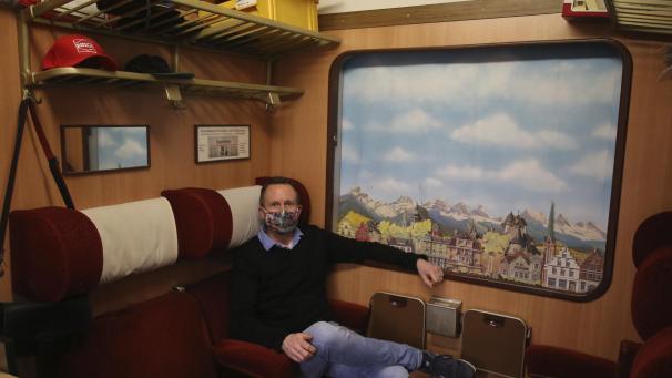 <p>Michael Hünerbein im nachgebauten Eisenbahnabteil mit originalen Erste-Klasse-Sitzen Foto: Klaus Schlupp</p>