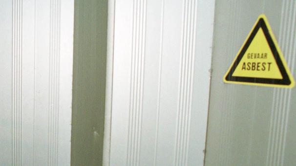 <p>Asbest ist hochgradig gesundheitsschädlich.</p>