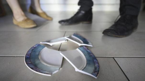 <p>Auch Porzellan soll durch den Raum geflogen sein, als sich ein Paar im Mai 2018 in Hergenrath trennte.</p>