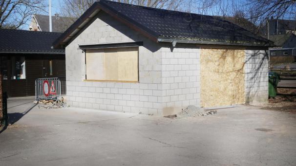 <p>Unweit des Spielplatzes und der Oberbayernhalle entsteht das neue Tourist-Info-Büro der Gemeinde Weismes.</p>