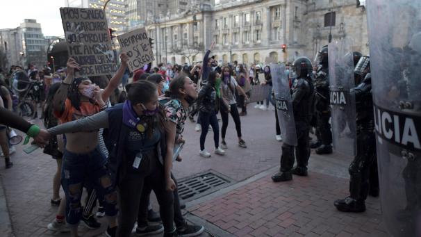 <p>Unter anderem kam es in Bogotá kam es zu Auseinandersetzungen zwischen Protestanten und Beamten der Polizei.</p>