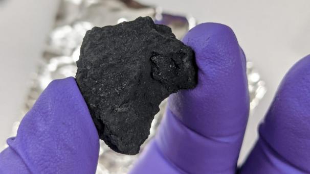 <p>Das vom Natural History Museum veröffentlichte Foto zeigt das Fragment eines Meteoriten, der wahrscheinlich als Winchcombe-Meteorit bekannt ist und zu einem extrem seltenen Typ gehört.</p>