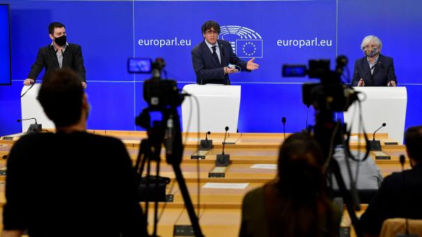 <p>Haben ihre Immunität verloren: Toni Comín, Carles Puigdemont, und Clara Ponsato (v.l.n.r.).</p>