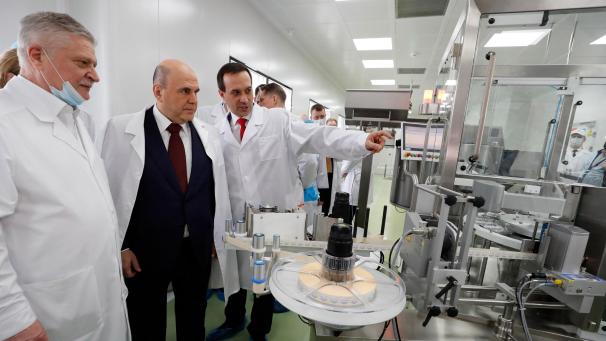<p>Russlands Premierminister Mikhail Mishusti (Zweiter von links) besucht ein Biotech-Center in Russland.</p>