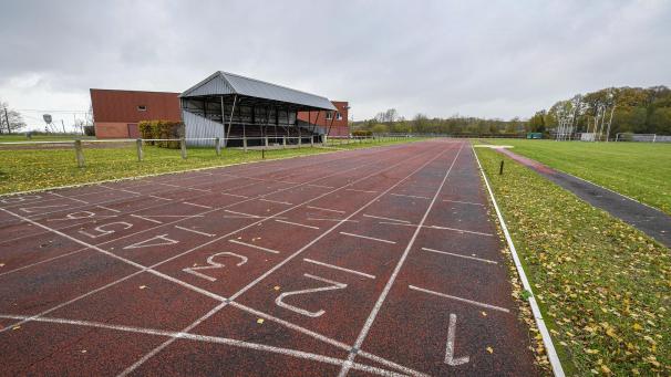 <p>Die Leichtathletikbahn auf Schönefeld ist sanierungsbedürftig. Im Zuge der geplanten Erneuerung wird nun überlegt, ob am König-Baudouin-Stadion auch ein ostbelgisches Förderzentrum für unterschiedliche Sportarten aufgebaut werden könnte.</p>