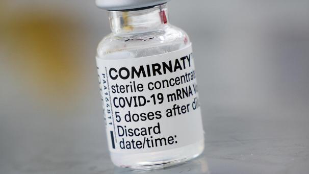 <p>Leere Ampulle mit dem Impfstoff von Biontech/Pfizer</p>