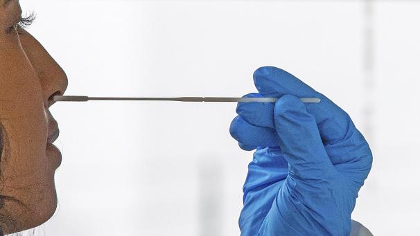 <p>Wer sich zu welchem Zeitpunkt testen lässt und wer wie lange in Quarantäne muss, das wird von Allgemeinmedizinern aufgrund der Gesamtsituation des Patienten manchmal flexibel gehandhabt.</p>