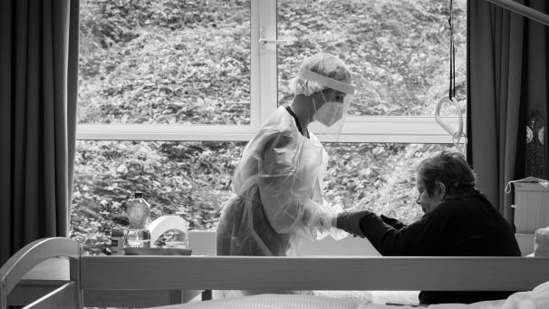 <p>Die Altenheime in unserem Land sind von der ersten Welle besonders hart getroffen worden.</p>