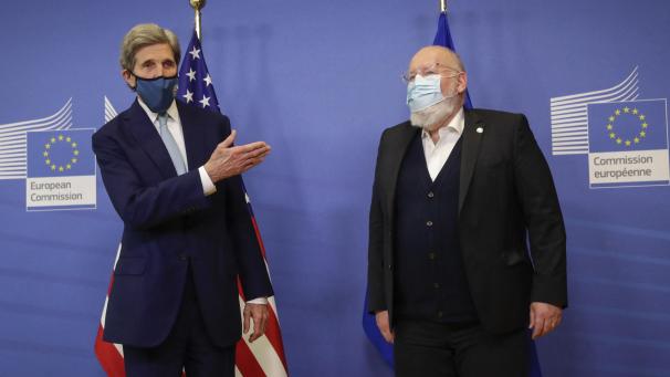 <p>John Kerry (l., neben Frans Timmermans) forderte in Brüssel ehrgeizigere Zusagen für den Klimaschutz als im Pariser Abkommen von 2015.</p>