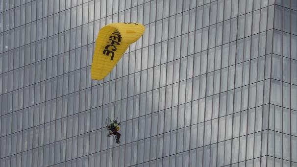 <p>Mit einem Gleitschirm landet ein Greenpeace-Aktivist auf dem Dach der Europäischen Zentralbank (EZB). Dort entrollten die Aktivisten einen Tag vor der EZB-Ratssitzung ein Transparent gegen die Klimapolitik der EZB.</p>
