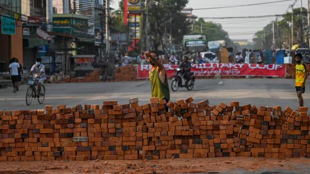 <p>Die Demonstranten fordern die Freilassung der entmachteten und festgesetzten Regierungschefin Aung San Suu Kyi sowie die Wiedereinsetzung ihrer gewählten Regierung.</p>