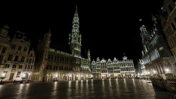 <p>Ein menschenleerer Grand Place in Brüssel.</p>